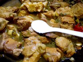 大火烧开后转中火炖半小时，放盐调味