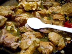 大火烧开后转中火炖半小时，放盐调味