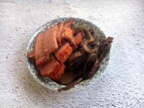 烤里脊切成小片，酱鸡胗切成片。