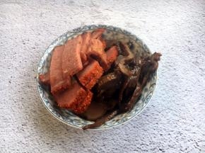 烤里脊切成小片，酱鸡胗切成片。