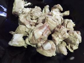 锅内放油烧热，放入排骨翻炒片刻