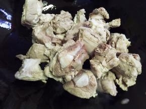 锅内放油烧热，放入排骨翻炒片刻