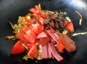 放入西红柿、酱鸡胗、烤里脊。