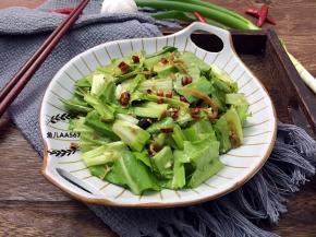 淋在拌好的油麦菜上即可