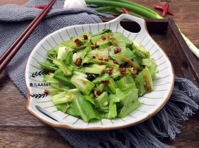 淋在拌好的油麦菜上即可