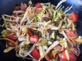 分钟后打开锅盖儿，把食材翻炒均匀。