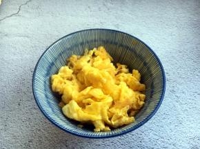 鸡蛋炒熟盛出备用。