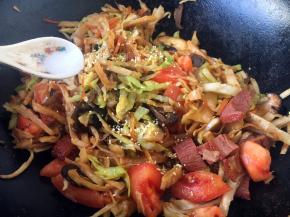 放入少许的盐调味。