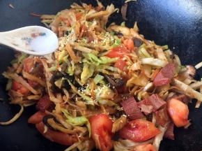 放入少许的盐调味。