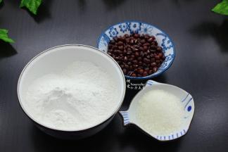 准备食材：糯米粉、红豆、白砂糖；