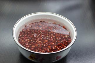 红豆洗净浸泡30分钟；