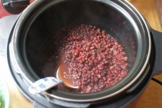 浸泡好的红豆，用压力锅煮软绵；