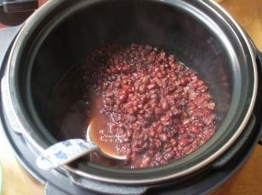 浸泡好的红豆，用压力锅煮软绵；