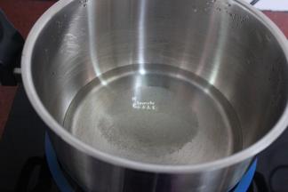 白砂糖倒入锅中，加适量的清水，煮沸；