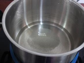 白砂糖倒入锅中，加适量的清水，煮沸；