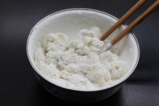 煮沸的糖浆水，倒入糯米粉中拌均，揉搓成光滑；