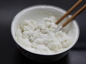 煮沸的糖浆水，倒入糯米粉中拌均，揉搓成光滑；