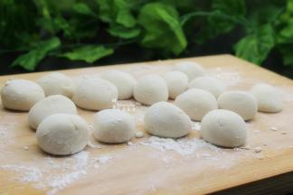 把米团成成大小相同的小团；