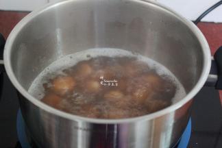 把做好的汤圆，放入煮沸的红豆沙锅里，中小火煮；