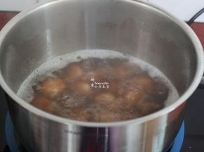 把做好的汤圆，放入煮沸的红豆沙锅里，中小火煮；