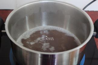 煮好的红豆沙，放入煮锅再次煮沸；