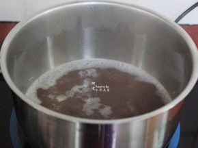 煮好的红豆沙，放入煮锅再次煮沸；