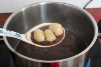 煮好之后，放糖，拌均即可吃。