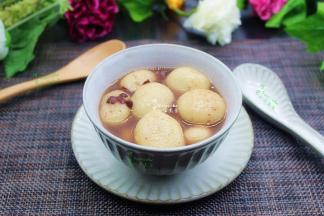 甜美的红豆糯米丸子就出锅了，香甜软糯，甜甜蜜蜜，太好吃了