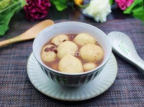 甜美的红豆糯米丸子就出锅了，香甜软糯，甜甜蜜蜜，太好吃了