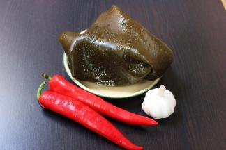 准备食材：海带、大葱、红辣椒、香醋等食材；