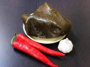 准备食材：海带、大葱、红辣椒、香醋等食材；