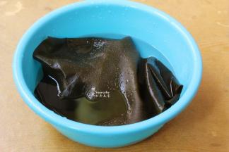 海带浸泡，洗净，要多洗几次哦。PS：如果是干海带要泡发。