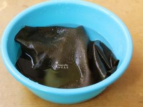 海带浸泡，洗净，要多洗几次哦。PS：如果是干海带要泡发。
