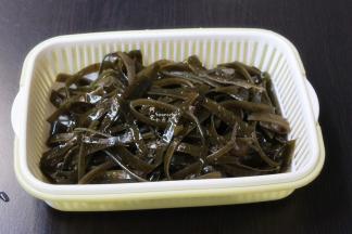 洗净的海带，切丝，沥干水；