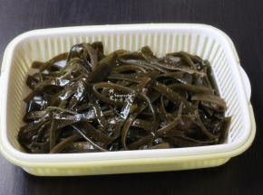 洗净的海带，切丝，沥干水；