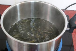 煮锅放入适量清水煮沸，把海带丝加入，煮熟；