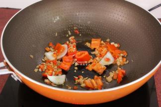 热锅，倒油，把辣椒、大葱煸炒出香味；