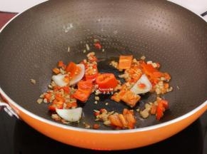 热锅，倒油，把辣椒、大葱煸炒出香味；