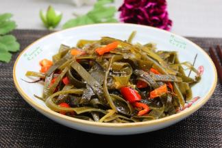 煸炒好的辣椒、大葱，以及香醋、生抽加入拌均即可；