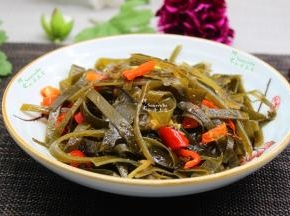 煸炒好的辣椒、大葱，以及香醋、生抽加入拌均即可；