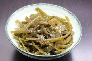 过冷水的海带装入一个大盘子里；