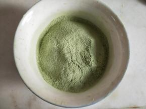 高筋面粉、低筋面粉、奶粉、玉米淀粉、玄米抹茶粉混合拌匀，过筛2次。