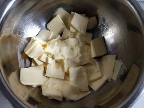 黄油软化至可以轻松按出一个坑的状态。