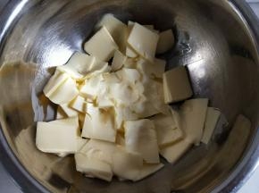 黄油软化至可以轻松按出一个坑的状态。