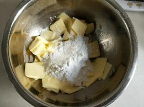 加入糖粉用电动打蛋器打发至羽毛状。