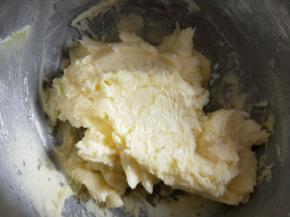 10克热水加1克盐融化，分三次加入黄油中打发。