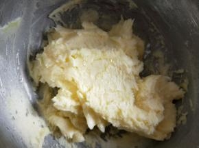 10克热水加1克盐融化，分三次加入黄油中打发。