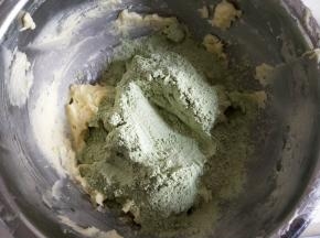 加入过筛的粉类拌匀。