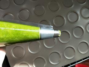 装入装有裱花嘴的裱花袋。