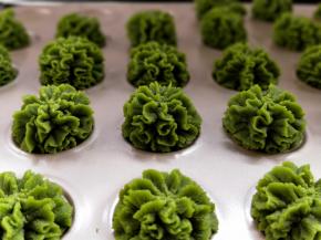 在烤盘上挤出花纹。